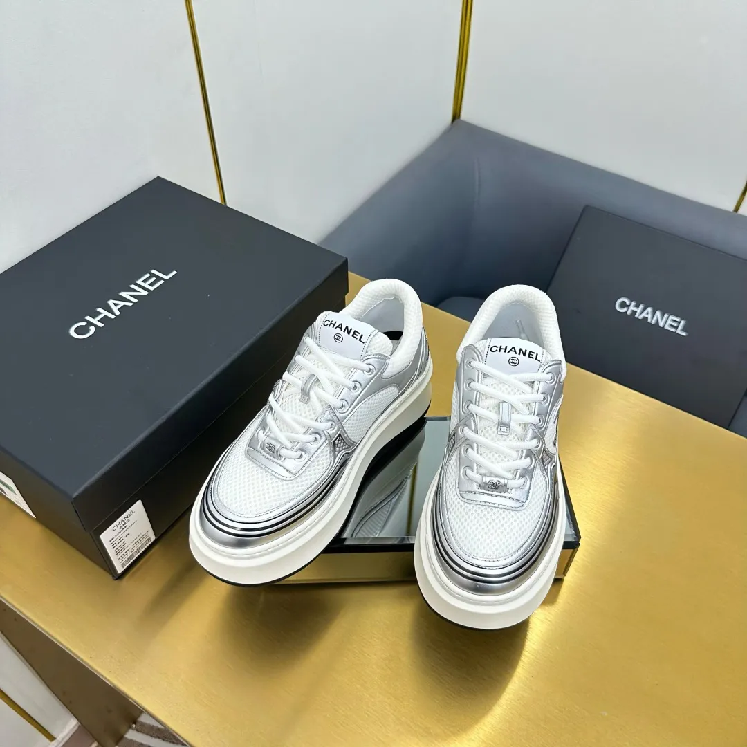 👟👟Ex-factory price 680👟👟 Upgraded version, upgraded version, upgraded version! No rebuttal accepted! ! ! ! Chanel Chanel panda shoes! 2025 counter's top casual sports shoes. This classic design; the upper is electro-embroidered with a variety of techniques; the outsole is fashionable and sporty; the unusual inclusion of a variety of color matching elements... The diversified mix and match is very good-looking and versatile, and can be used for leisure, fashion, sports, and outdoor... ꫛꫀꪝ Go➫ Materials: ❶Upper made of: original imported first-layer silk cowhide + original waterproof cloth + original first-layer cowhide ❷Inner lining: Original Yangli+Net ❸Outsole based on: Original TPU combination outsole Counter boutique packaging complete set for women 35–41 👉 👉